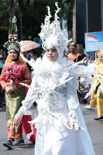 Banda Aceh, Endonezya - 18 Ağustos 2022 77. Endonezya bağımsızlık geçit törenine katılan lüks ve eşsiz beyaz kostümlü bir çocuk