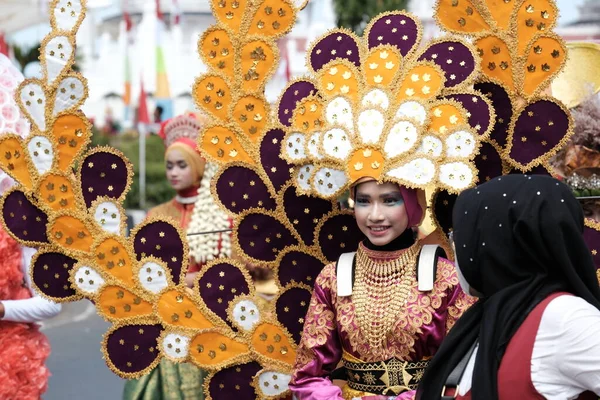Banda Aceh, Endonezya - 18 Ağustos 2022 Eşsiz kuş kılığındaki bir kız 77. Endonezya bağımsızlık karnavalı geçit töreninde ortaya çıktı