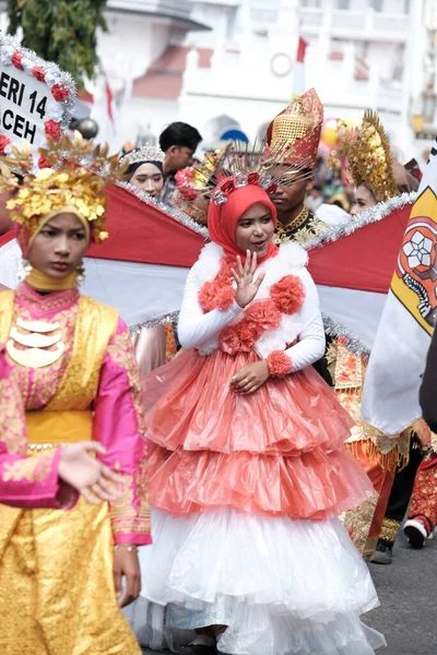 Banda Aceh, Endonezya - 18 Ağustos 2022: Seçici Odak. Bu, 77. Endonezya bağımsızlık etkinliğine katılan kırmızı ve beyaz kanatlı bir kız.