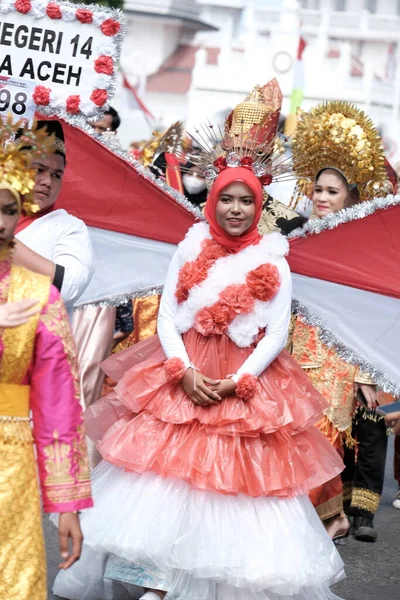 Banda Aceh, Endonezya - 18 Ağustos 2022 Bu kız eşsiz kırmızı ve beyaz elbiseli ve dikey kanatlı