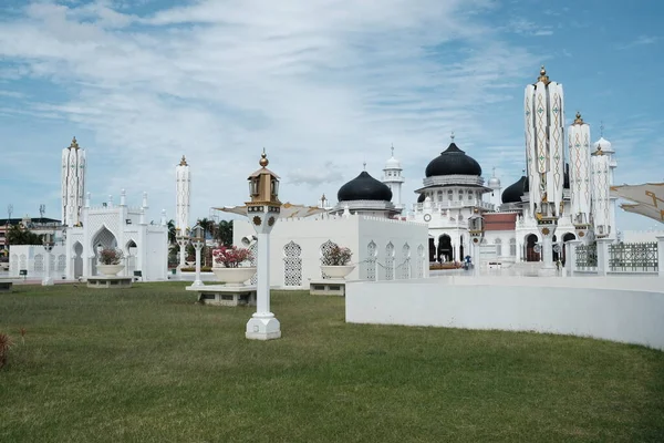 Banda Aceh, Endonezya - 18 Ağustos 2022 Beyaz ve siyah Baiturrahman Büyük Camii avludan fotoğraflandı