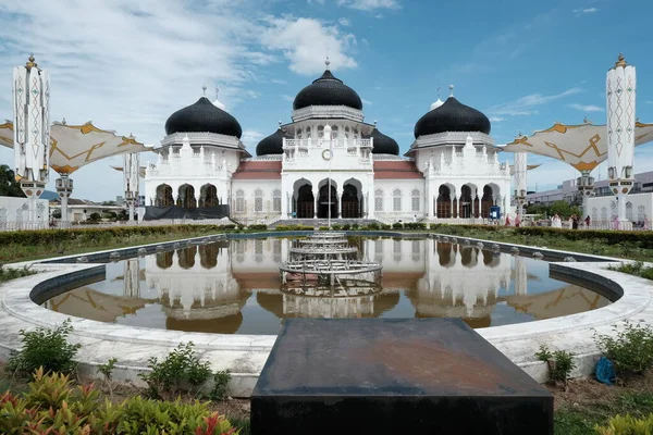 Banda Aceh Endonezya Ağustos 2022 Muhteşem Baiturrahman Camii Sabah Havuzun — Stok fotoğraf