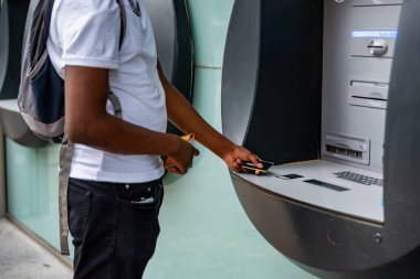 ATM 'de tanınmayan afro adam.