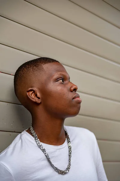 Afro mladý muž vzhlíží ke zdi — Stock fotografie