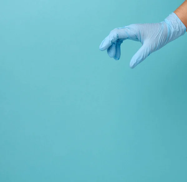 Χέρι Του Γιατρού Ένα Μπλε Ιατρικό Γάντι Κρατά Ένα Αντικείμενο — Φωτογραφία Αρχείου
