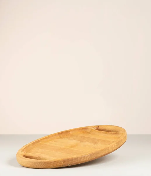 Prázdné Hnědé Dřevěné Kuchyňské Desky Šedém Papíře Pozadí Nádobí — Stock fotografie