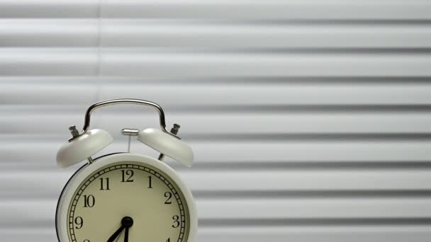 Yuvarlak Beyaz Alarmlı Saat Perdelerin Arkasından Çanı Vuruyor Sabahın Yedi — Stok video