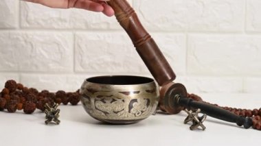  El, bakır bir kasenin etrafında ahşap bir sopa döndürür. Meditasyon ve rahatlama, akıl sağlığı