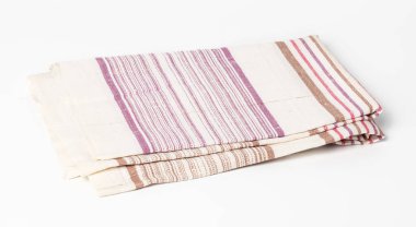 Beyaz arka planda katlanmış beyaz keten havlu, üst görünüm