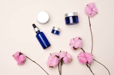 Bej kaplamalı cam kozmetik kahverengi şişeler. Kozmetik SPA marka modeli, üst görünüm