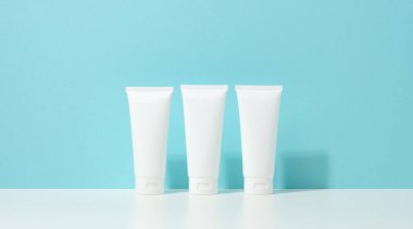 Kozmetik için beyaz plastik tüpleri boşalt. Krem, jel, serum, reklam ve ürün tanıtımı için ambalaj, maket