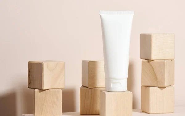 Lege Witte Plastic Buizen Voor Cosmetica Een Witte Tafel Verpakking — Stockfoto