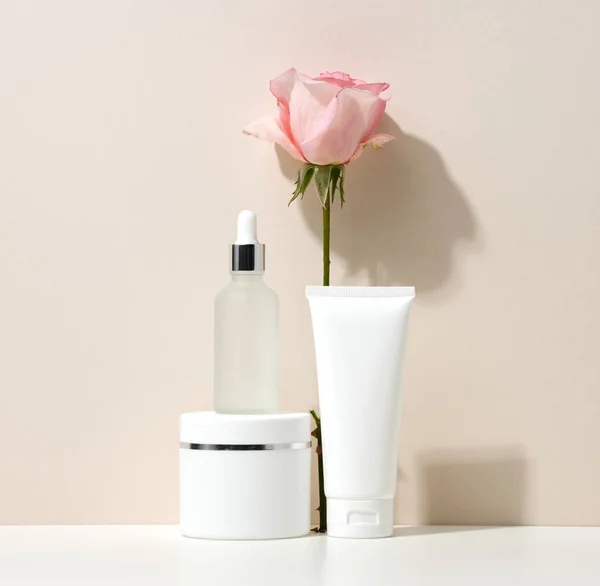 Lege Witte Plastic Buisjes Potjes Voor Cosmetica Verpakking Voor Crème — Stockfoto