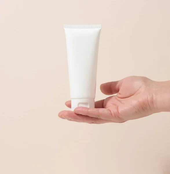 Vrouwelijke Hand Houdt Lege Witte Plastic Buizen Voor Cosmetica Verpakking — Stockfoto