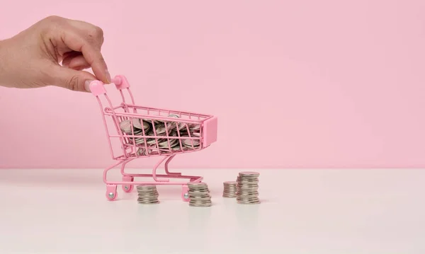 Mano Femenina Empuja Carrito Compras Metal Miniatura Una Pila Monedas —  Fotos de Stock