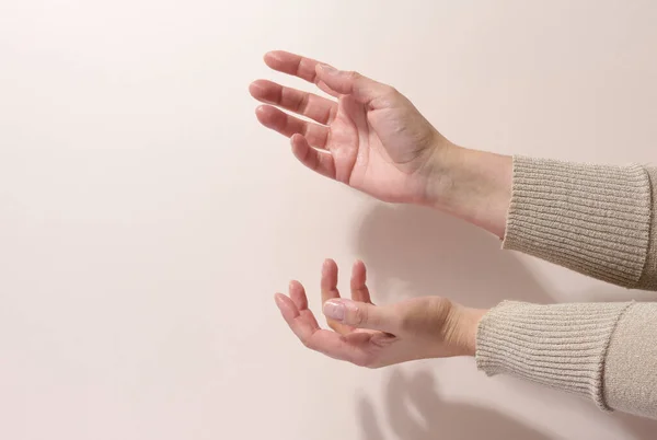 Дві Жіночі Руки Тримають Будь Який Предмет Бежевому Тлі Презентація — стокове фото