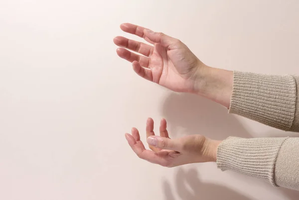 Deux Mains Féminines Tiennent Importe Quel Objet Sur Fond Beige — Photo