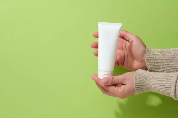 Vrouwelijke Hand Houdt Lege Witte Plastic Buizen Voor Cosmetica Verpakking — Stockfoto