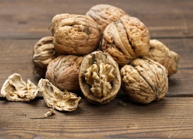 Kahverengi ahşap masada ceviz, yaklaş.