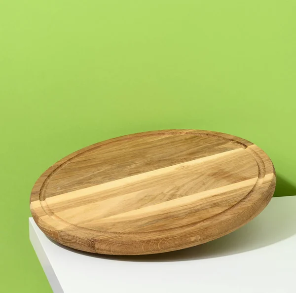 Rundes Hölzernes Küchenpizzabrett Auf Grünem Hintergrund Utensilien Schweben Kopierraum — Stockfoto