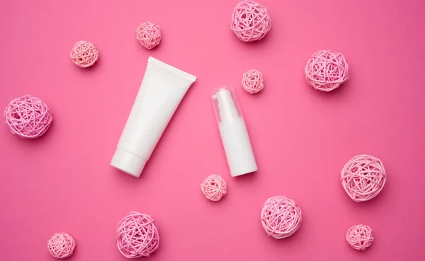 Garrafa Tubos Plástico Branco Vazio Para Cosméticos Fundo Rosa Embalagem — Fotografia de Stock