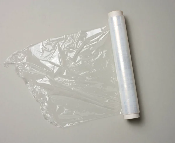 Рулон Прозрачной Пленки Упаковки Сером Фоне Вид Сверху — стоковое фото