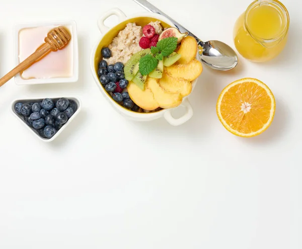 Plato Con Harina Avena Fruta Media Naranja Madura Jugo Recién — Foto de Stock