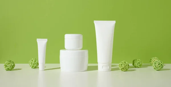 Pot Lege Witte Plastic Buizen Voor Cosmetica Een Witte Tafel — Stockfoto