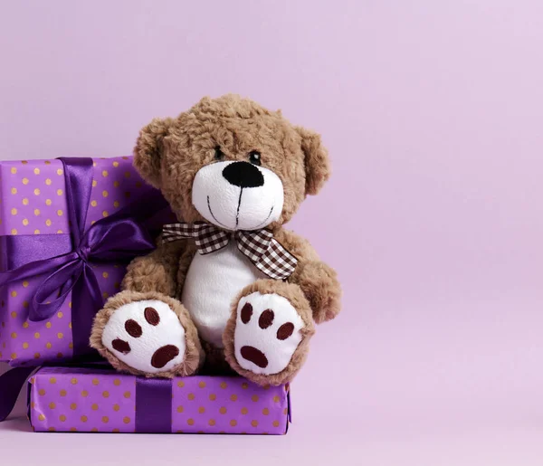 Милый Коричневый Плюшевый Мишка Коробка Завернутая Бумагу Шелковую Ленту Фиолетовом — стоковое фото