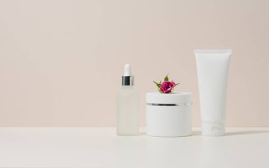 Kozmetik ürünleri için boş plastik tüpler ve kavanozlar. Krem, jel, serum, reklam ve ürün tanıtımı için ambalaj, maket