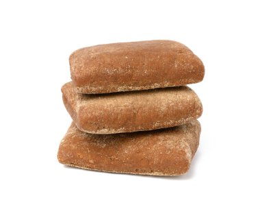 Beyaz izole arkaplanda pişmiş dikdörtgen çavdar unlu çörekler.