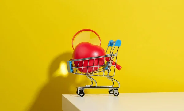 Coração Vermelho Carrinho Metal Miniatura Loja Fundo Amarelo Doação Órgãos — Fotografia de Stock