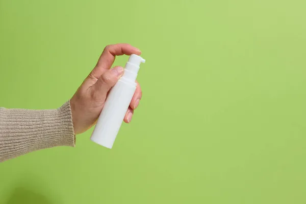 Mão Feminina Segura Recipiente Plástico Vazio Com Dispensador Para Produtos — Fotografia de Stock