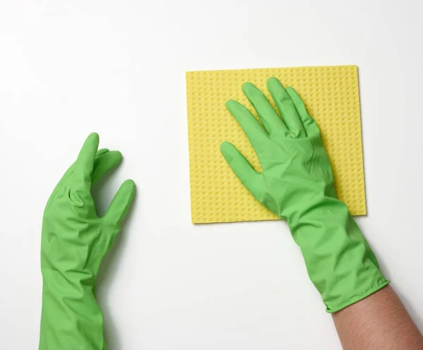 Dwie Ręce Samicy Gumowych Rękawiczkach Ochronnych Czyszczenia Przytrzymaj Żółtą Gąbkę — Zdjęcie stockowe