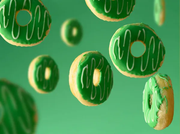 Zoete Groene Donuts Zweven Een Groene Achtergrond — Stockfoto