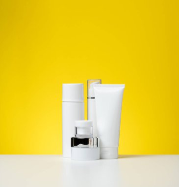 Kozmetik ürünleri için boş plastik tüpler ve kavanozlar. Krem, jel, serum, reklam ve ürün tanıtımı için ambalaj, maket