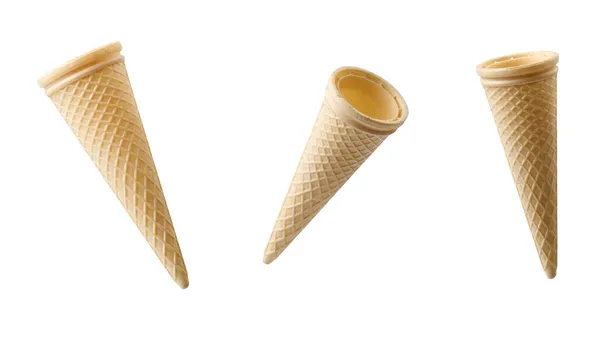 デザート用の空のコーン型ワッフルカップ 白い背景のアイスクリーム セット — ストック写真