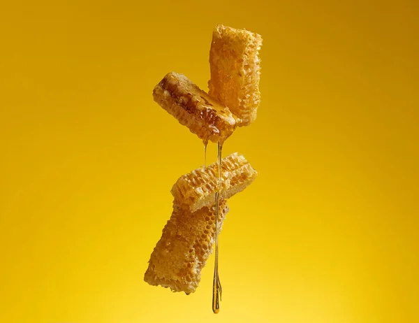 Stromende Honing Honingraat Gele Achtergrond — Stockfoto