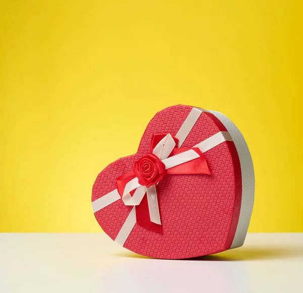 Caixa Presente Papelão Vermelho Forma Coração Mesa Branca Fundo Festivo — Fotografia de Stock