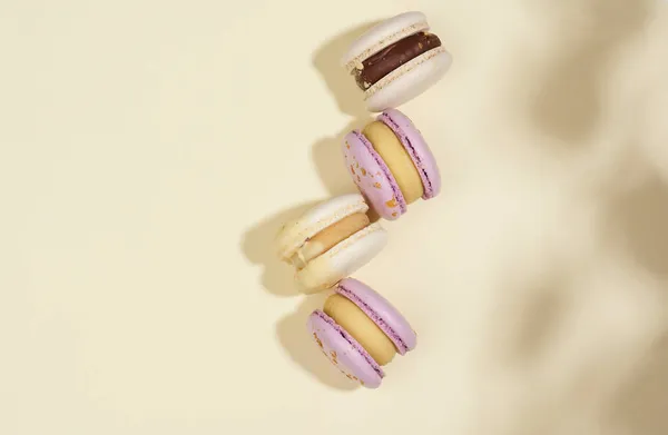 Macarons Cuits Four Avec Différentes Saveurs Sur Fond Beige Vue — Photo