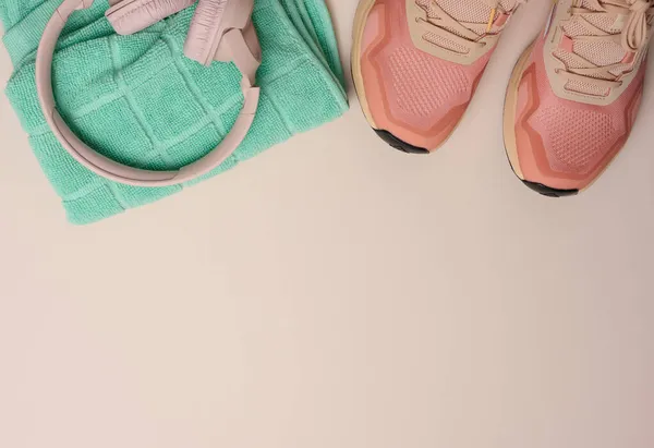 Par Zapatillas Deporte Textiles Color Rosa Auriculares Inalámbricos Una Toalla — Foto de Stock