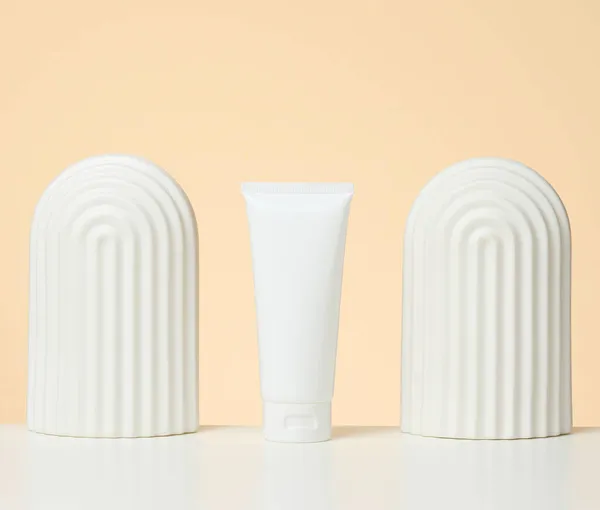 Tubo Plástico Branco Para Produtos Líquidos Cosméticos Uma Mesa Branca — Fotografia de Stock