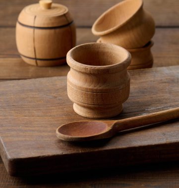 Boş kahverengi tabaklar ve tahta kaşık Tahta bir masada, üst manzara