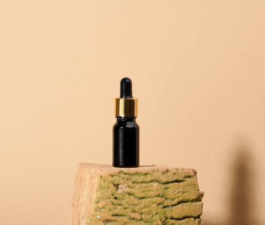 Pipetli kahverengi cam şişe beyaz bir masada duruyor. Kozmetik SPA markası. Jel, serum, reklam ve ürün tanıtımı için ambalaj, maket