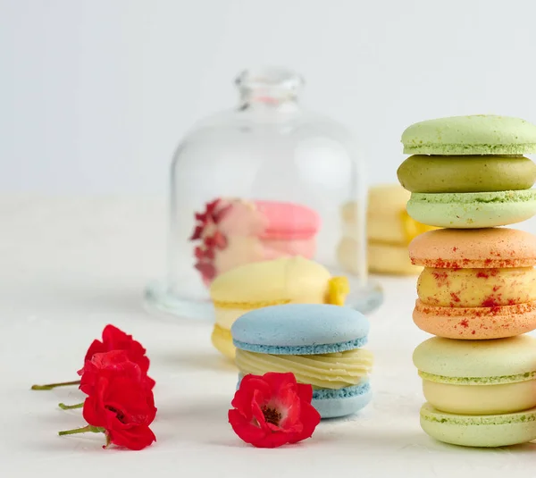 Gebackene Macarons Auf Weißem Tisch Gourmet Dessert Aus Mandelmehl Nahaufnahme — Stockfoto