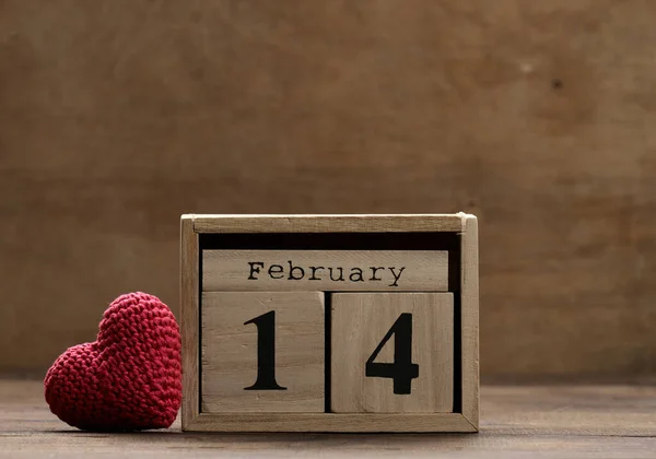 Wooden Calendar Date February Red Knitted Heart Brown Background — Stock Photo, Image