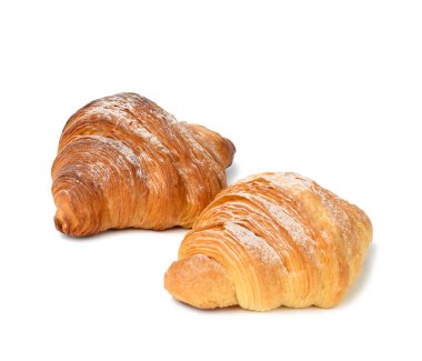 Beyaz izole edilmiş arka planda iki pişmiş kruvasan kahvaltıda üzerine pudra şekeri serpilmiş tatlı.