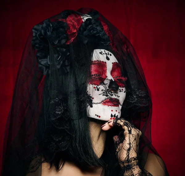 Hermosa Mujer Con Maquillaje Cráneo Azúcar Con Una Corona Flores — Foto de Stock