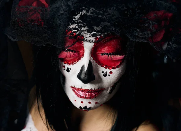 Retrato Una Hermosa Mujer Con Los Ojos Cerrados Maquillaje Cráneo —  Fotos de Stock