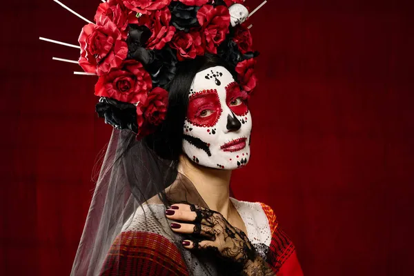 Hermosa Mujer Con Maquillaje Cráneo Azúcar Con Una Corona Flores — Foto de Stock